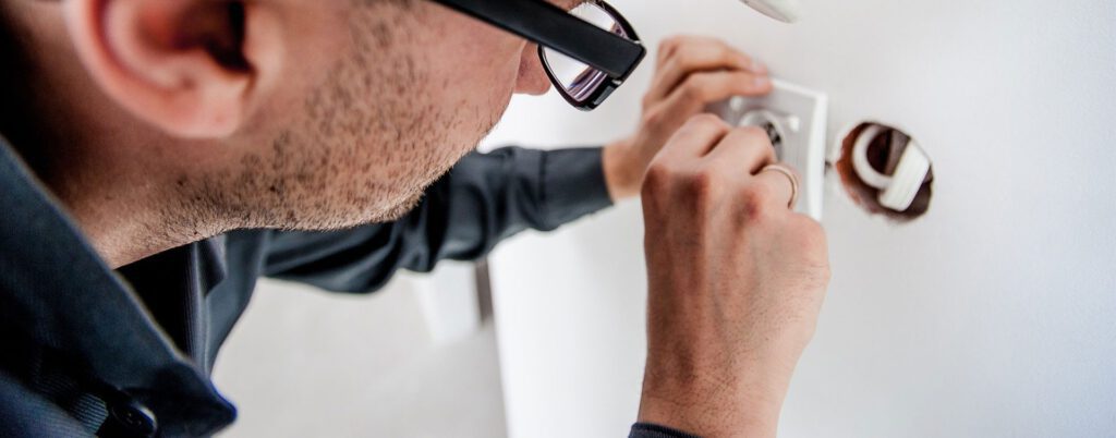 Erkende elektricien uit Lier voert elektriciteitswerken uit aan zekeringkast in woning