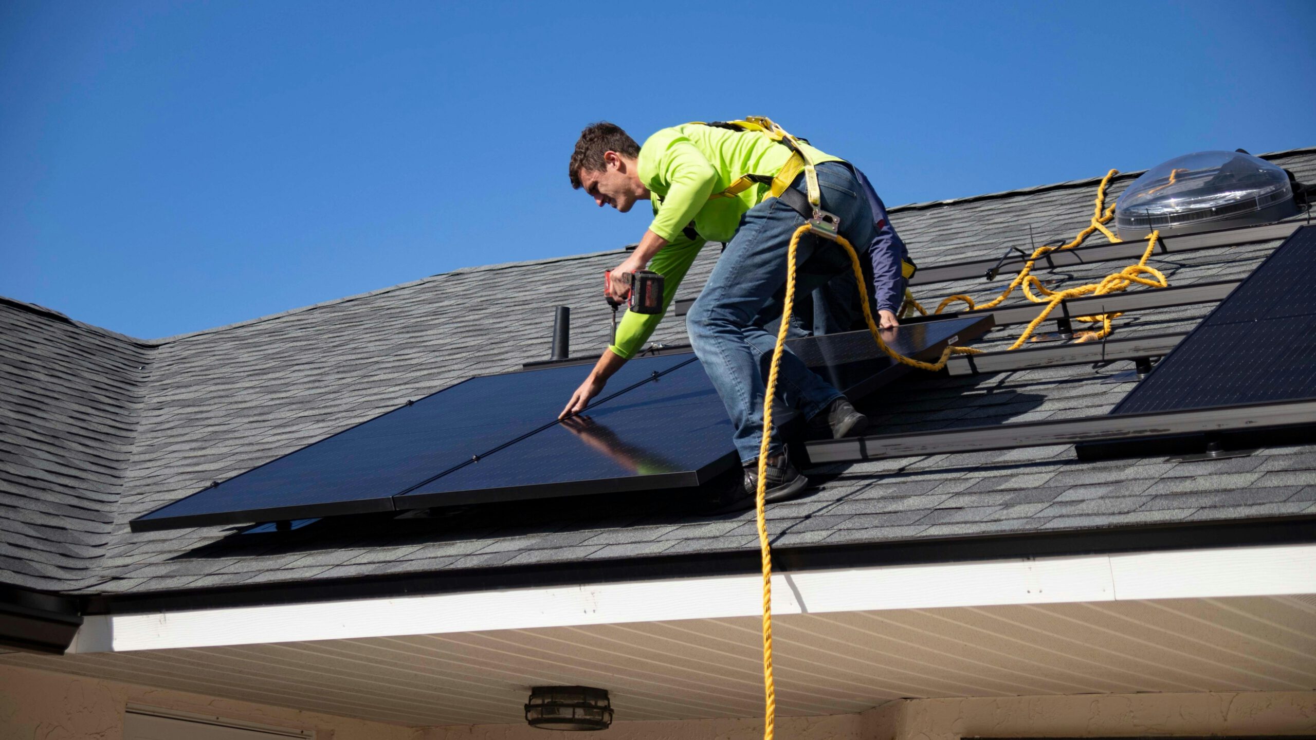 Zonnepanelen installeren Antwerpen - Photo by Raze Solar on Unsplash